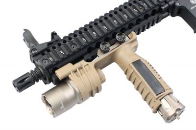 101 Inc Vertical Foregrip Weapon Light (Dark Earth) - Detail Image 5 © Copyright Zero One Airsoft