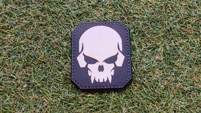 ZO PVC Velcro Patch &quotPirate Skull" (Grey) - Detail Image 3 © Copyright Zero One Airsoft