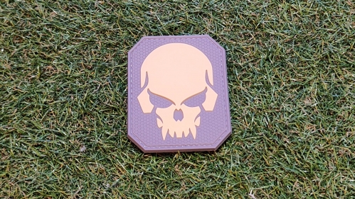 ZO PVC Velcro Patch "Pirate Skull" (Tan) - © Copyright Zero One Airsoft